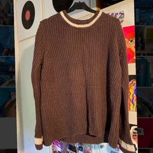 Stickad tröja med vida ärmar - Jättefin stickad tröja som inte kommer till användning längre. Storlek medium. Vida ärmar. Frakten ligger mellan 60-80kr 