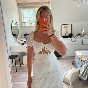 Vit klänning - Så söt vit klänning från hm köpt förra sommaren, använd en gång❤️
