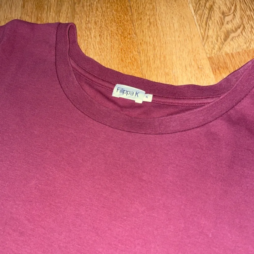 Vinröd T-shirt från Filippa K. Jag har använt den som oversize. Fint skick. . T-shirts.