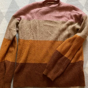 Mysig tjocktröja - Jättemysig och söt stickad tröja i höstliga färger 🍂 Den är 158 - 164 i barnstolek. Jag har XS (vanlig storlek) och den sitter lite löst på mig. Kan alltså även passa S Använd inte ”köp nu”!!