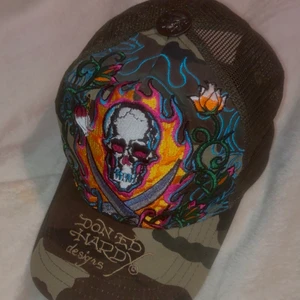 Ed Hardy keps - Knappt använd.  Går att spänna in och ut.  Köparen står för frakten😇