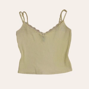 pastellgult linne med spets 🌼 - jättegulligt linne från DIVIDED. Bara använd fåtal gånger, så fortfarande i bra skick !!