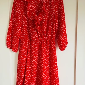 Klänning Monki stl s - Söt klänning fr Monki Stl S Efterfrågad modell Röd med vita blommor Fint o fräscht skick