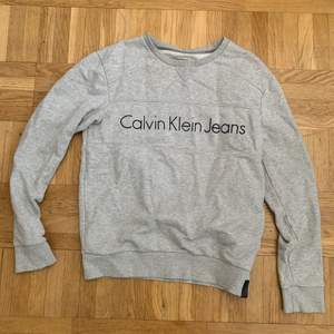 Calvin Klein sweatshirt i nyskick!