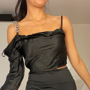 Svart topp - Svart silkes topp med silver detaljer 