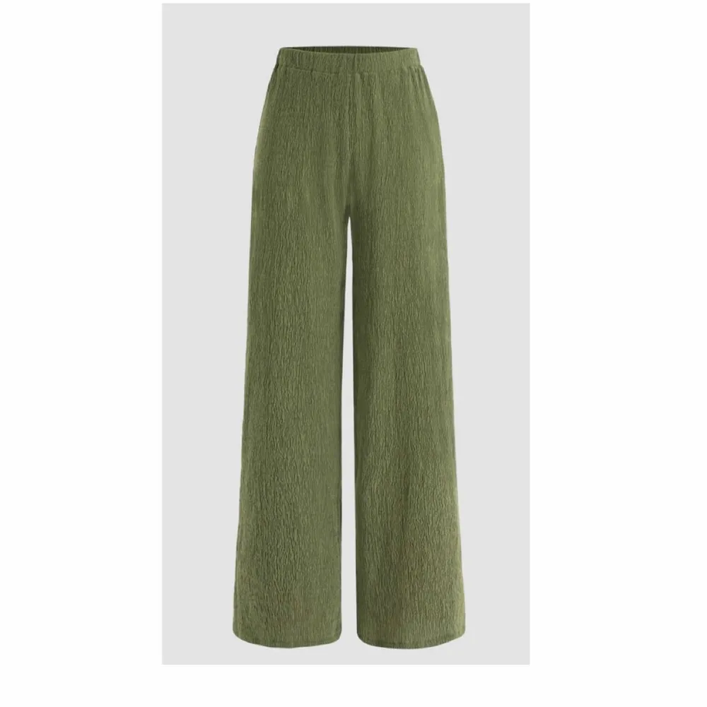 Säljer dessa snygga gröna byxor från Cider med resår i midjan. . Jeans & Byxor.