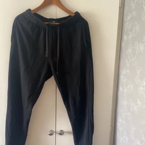 Vanliga svarta mjukisbyxor - Helt vanliga mjukisbyxor i färgen svart passar för både könen och är väldigt fint skick, användts kanske några ggr men tro mig det syns kanppt Storlek: S