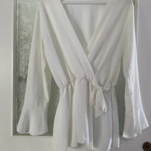 Vit blus - Oanvänd tröja/blus med vida ärmar och låg urringning. Pris kan diskuteras!