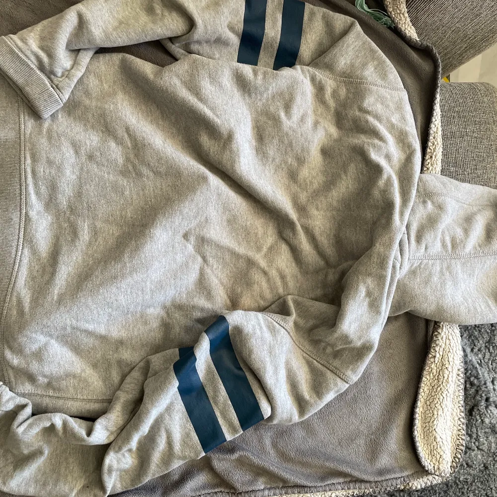 Tommy hilfiger hoodie inköpt från zalando 2020. Är använd några gånger under ett halvår så 8,5/10 och är M😊. Hoodies.