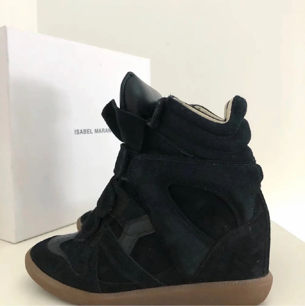 SĂ€ljer mina fina Isabel Marant Bekett sneakers i stl 38.đ€ Nyskick, anvĂ€nda max 5 gĂ„nger. Nypris 4795kr. Inköpta för 3 Ă„r sedan pĂ„ NK. Kvitto och orginalbox finns. Skriv för mer bilder! đ€. Skor.
