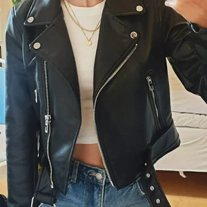 Skinnjacka från ZARA - Säljer denna supersnygga skinnjacka från zara då den inte kommer till användning för mig. Knappt använd så är i nyskick. 🥰 Originalpris 559kr. TRYCK EJ PÅ KÖP NU