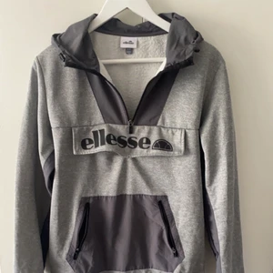 Ellesse kofta/jacka - Är främst en kofta men kan kanske funka som en liten jacka. Är i ett mycket bra skick ser ut som ny då jag har använt den 1 gång. Kan dock behöva lite strykning😆  Storlek: M, kan passa de med storleken S  