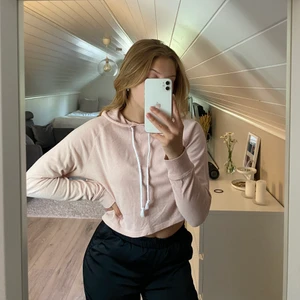 Ljusrosa hoodie - Croppad ljusrosa hoodie från h&m i storlek xs. Använt skick 💖 40kr+ frakt 