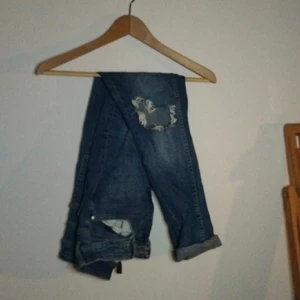 Snygga h&m jeans med knähål - Ett par jeans från h&m som tyvär blivit för små. De är jättesnygga med hål vid knäna. Jag bor i Jakobsberg, men jag kan mötas upp vid alla delar av Stockholm som nås av SL.