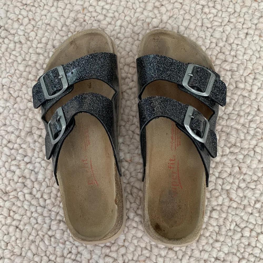 Ett par svartglittriga sandaler från Superfit🖤🌊Superfina och i bra skick! Storlek 35, kontakta vid intresse! . Skor.