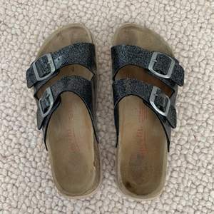 Ett par svartglittriga sandaler från Superfit🖤🌊Superfina och i bra skick! Storlek 35, kontakta vid intresse! 