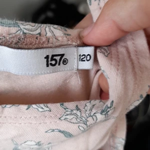 Säljer denna klänning med blommor, pga att den är för lite för mig. - Den är i bra skick. 