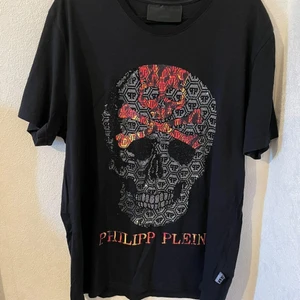 Märkeskläder  - Stones island ord pris 1800 säljer för 500 Philipp plein med färg  ord pris 8000 säljer för 1500 Philipp plein svart/vit ord pris 6000 säljer för 1000  båda för 2000   (pris kan diskutera)    Använt några gånger, som helt ny. Alla tre för 3000. Först till kvarn! 