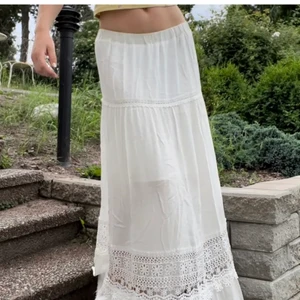 Vit långkjol - Säljer denna vita långkjol som jag aldrig använt💕 Storlek M men passar S