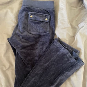 Juicy couture byxor - Juicy couture mjukisbyxor i marinblå💙 är i storlek xs men kan definitivt användas till både s och m också