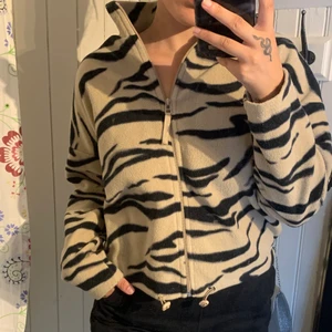 Fleecetröja  - Jättemysig fleecetröja från Gina, bra kvalitet då den inte har används så mycket! St är xxs men funkar på mig som är xs/s