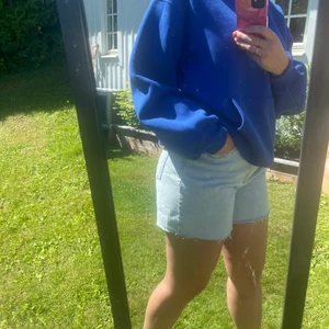 Blå hoodie fra Junkyard - Lite brukt blå hoodie fra Junkyard. 