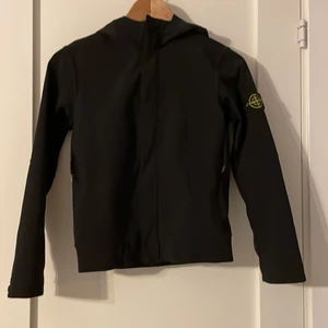 Vindjacka - Säljer min skitsnygga vindjacka i storlek 142/10 år, köpte för cirka 2500kr men säljer 500kr 