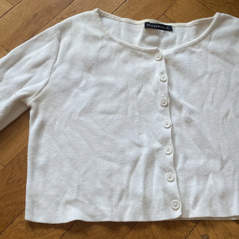 Brandy Melville Croppad cardigan i vit med vita knappar och långa ärmar. Så fin! 🤍. Tröjor & Koftor.