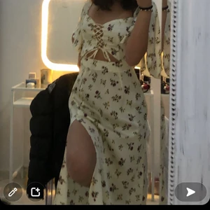 Sommar klänning  - Super fin sommar klänning från zara som sitter så otroligt fint på! Köpte för ca 659kr och säljer för 300. 🌟 pris kan diskuteras 