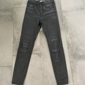 falska Läderbyxor från ginatricot  - Detta är ett par falska skinnbyxor från Gina i storlek S, dom säljs för 120 kr. Dom är nästan som nya och har inga skråmor. Hör av dig vid intresse!💗 frakten är ungefärlig! Den kayn alltså sänkas eller höjas med några kronor! Står ej för postens slarv!💗