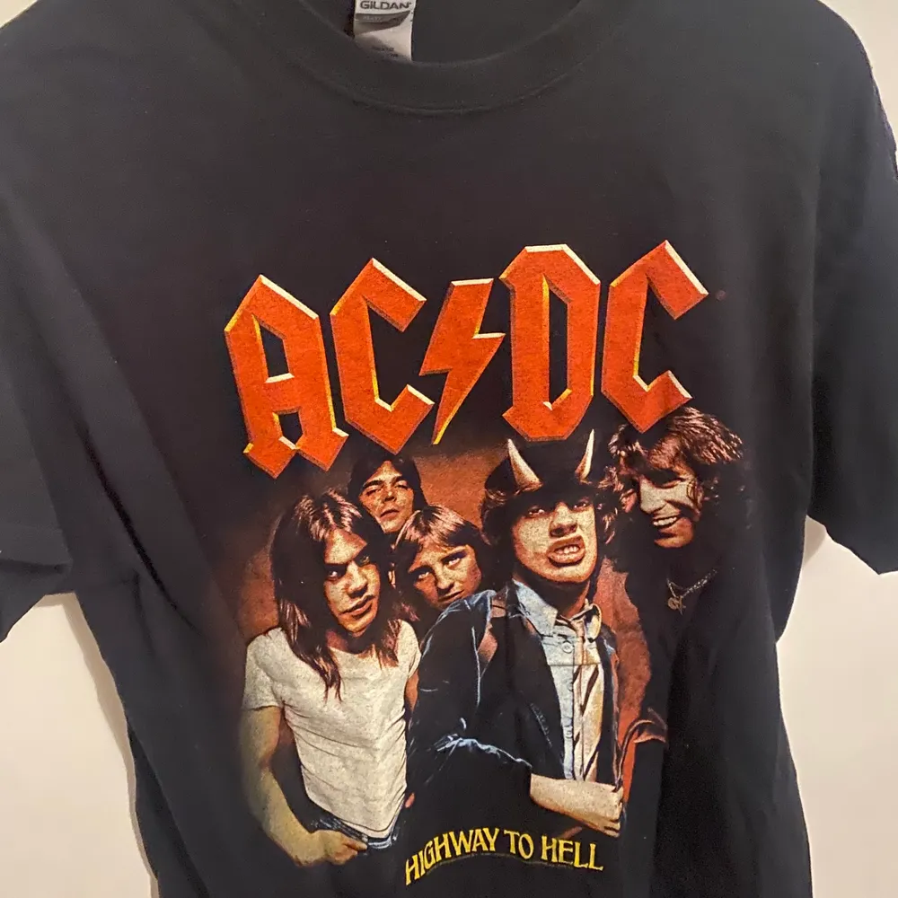 En T-shirt med AC/DC tryck på som jag fått av min syster. Själv lyssnar jag inte mycket på dem och har då inte använt tröjan så mycket. Därför säljer jag den också. Mycket fint skick. . T-shirts.