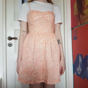 Blommig klänning - Söt kort klänning med blommönster i korall/orange och vitt.   Den vita tröjan ingår ej!