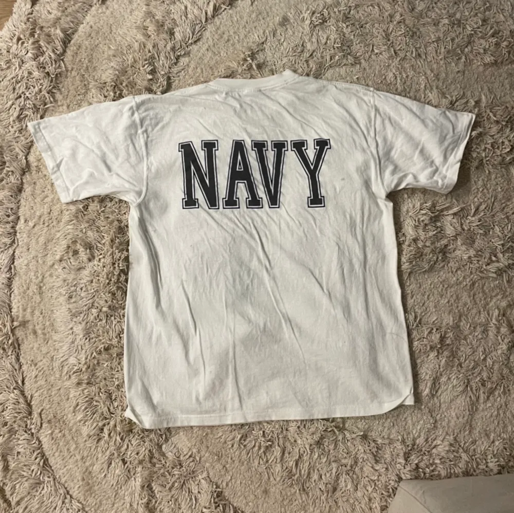 Vintage navy T-shirt från SOFFE med reflex logga.. T-shirts.