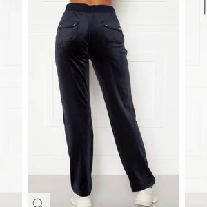 juicy couture pants - säljer dessa då jag beställde alldeles för liten storlek för nån månad sedan 💙 endast budgivning och inget direktpris☺️