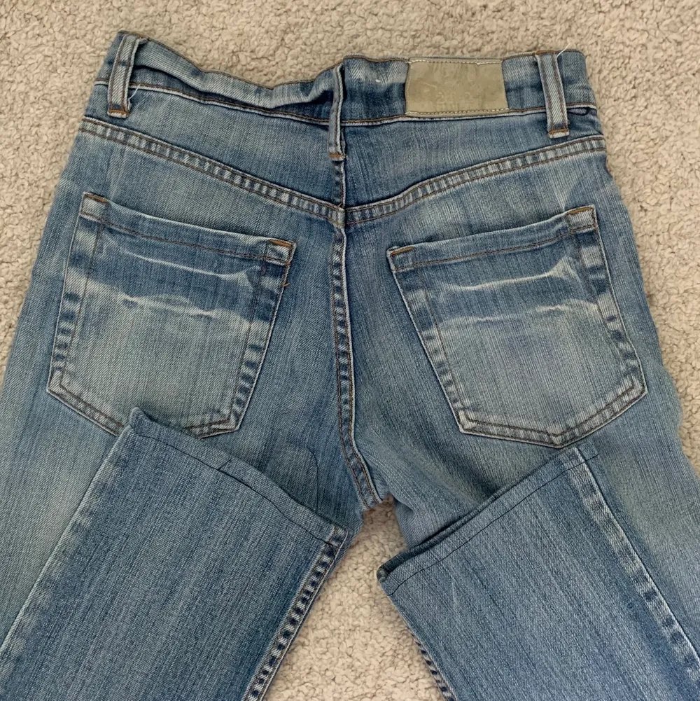 Intressekoll!!!! på dessa vintage lågmidjade jeans från ZOUL som är från min mammas garderob så finns ej att få tag på längre. De är uppsydda så passar någon som är ca 165 cm lång & XS. Om flera är intresserade blir det budgivning🥰. Jeans & Byxor.