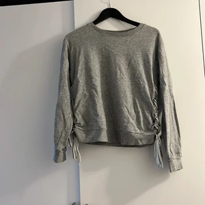 Tröja från Cheap monday - Tröja i vra skick med snygga detaljer på sidorna