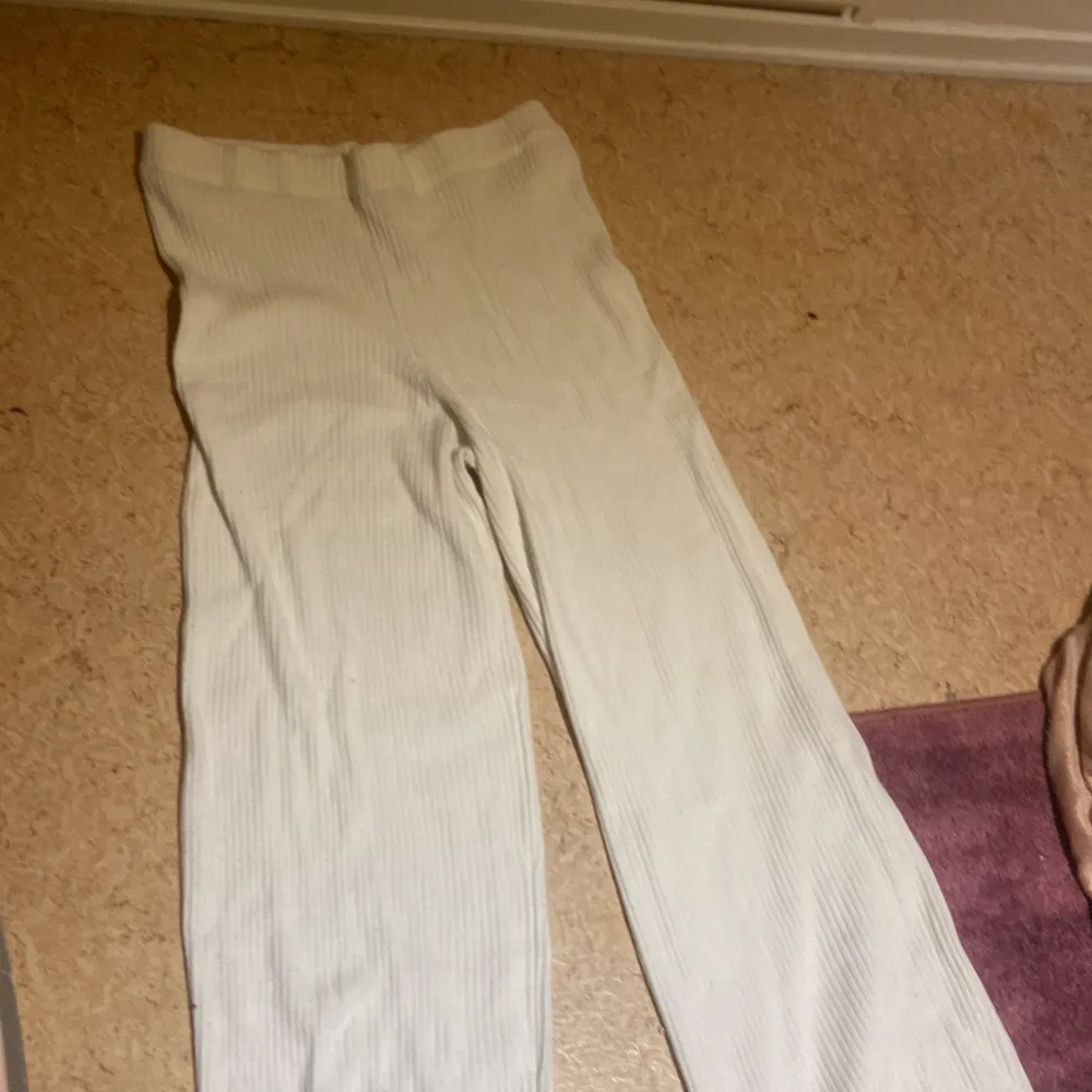 Här är ett par as sköna vita byxor, jätte mjuka o man ser ingeting igenom! . Jeans & Byxor.