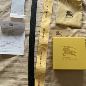 Burberry bälte - Burberry bälte i storlek 90. Allt og medföljer. Skriv för fler bilder🙌