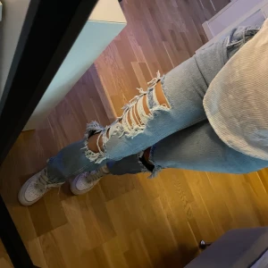 Jeans - Jättesnygga jeans med slitningar från Asos köpta för 499. aldrig använda, i storlek  xs, säljer då dem är försmå 
