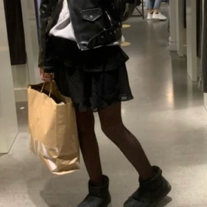 Chelsea kjol!🤩 - Jätte fin Chelsea kjol som tyvärr inte kommer till användning längre. Helt okej skick men väl använd, i storlek S men skulle säga att den passar en medium också🫶