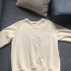 Beige sweatshirt från lager157, mjukt tyg och en liten oversize passform!