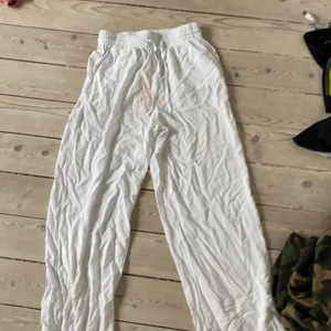 linnebyxor - ett par linnebyxor från ginatricot med prislapp kvar, säljer då dem är för stora för mig😻 stl xs men mer som s