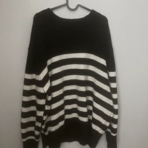 Stickad tröja - Stickad tröja från Hm.   Använd fåtal gånger.  Köparen står för frakt😇