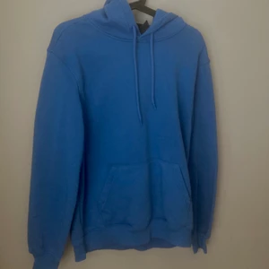 Blå hoddie - Blå hoddie från Hm.  Köparen står för frakt😇