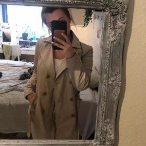 Sommarkappa - Fin kort sommarkappa, jag är 157cm och den går ner vid låren.