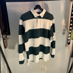 Acne Collage Crewneck - Säljer en baggy Acne crewneck. Den är i väldigt bra skick, förutom en liten blek fläck på nedre framsida… därav avdrag på priset såklart! Nypris ca 1700kr. Storlek Medium