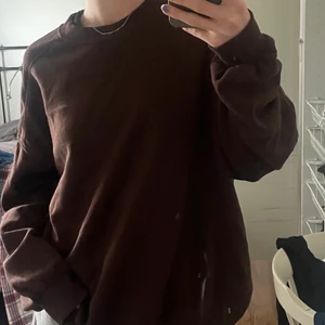 Brun sweatshirt  - Jätteskön och inte ofta använd, säljer då den var lite för stor. Den är i storlek xs men ganska oversized
