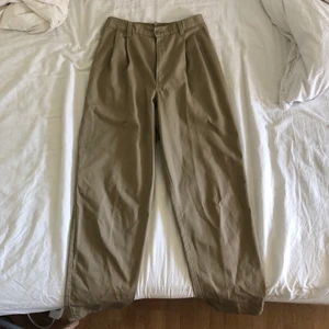 Dickies byxor - Säljer dessa vintage dickies byxor som är köpta på second hand (pop boutique). Vet inte exakt vilken storlek det är i längden men skulle gissa på 32-34, på mig som Är 175 går dom ner till fötterna. Midjemått är 72cm. 