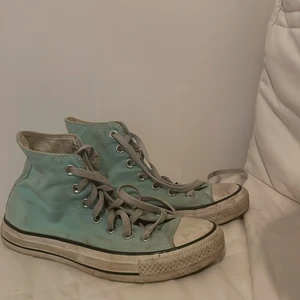 Ljusblåa/ turkosa Converse  - Säljer nu mina ljusblåa/turkosa Converse då de inte kommer till användning så mycket. De är i strl 36,5 och passar mig som har strl 37. Jag kommer självklart tvätta de innan skickning💗 