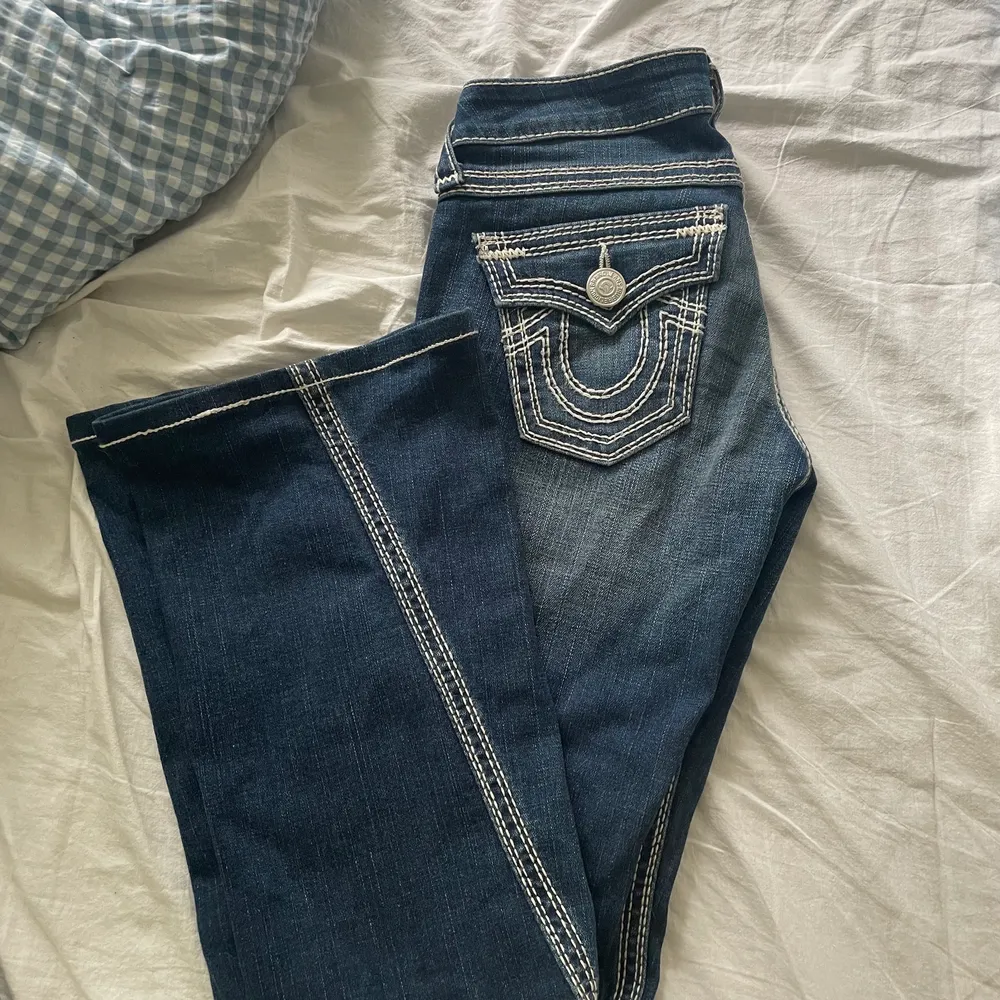 Supersnygga true jeans som ser ut som nya! Endas använda ett fåtal gånger. Tycker fickorna är superhäftiga och tycker det är synd att jag måste sälja. Men de har blivit för små och därav säljer jag😔 Hör av dig vid frågor eller fler bilder💗. Jeans & Byxor.